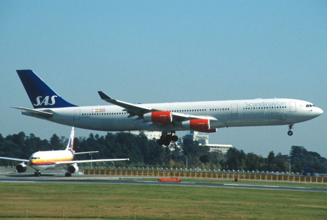 Airbus A340-300 (OY-KBA) - Short Final at Narita Intl Airport Rwy16R on 2002/10/28