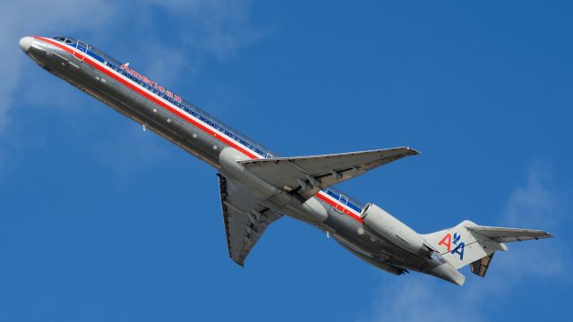 McDonnell Douglas MD-83 (N970TW) - The first American MD-80 to come to Philly in over a year, pictured departing 27L on its way to BDL and back, then returning to Dallas. Probably the last time we'll ever see one of these at PHL.