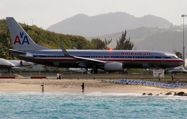 Boeing 737-800 (N869NN)