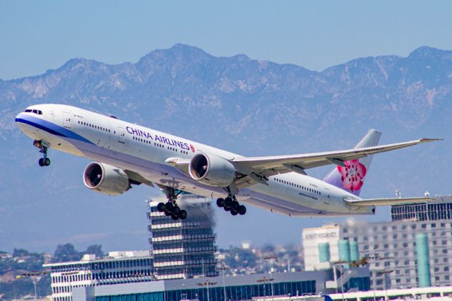 BOEING 777-300ER (B-18052)