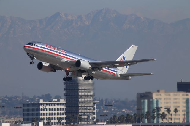 BOEING 767-200 (N319AA)