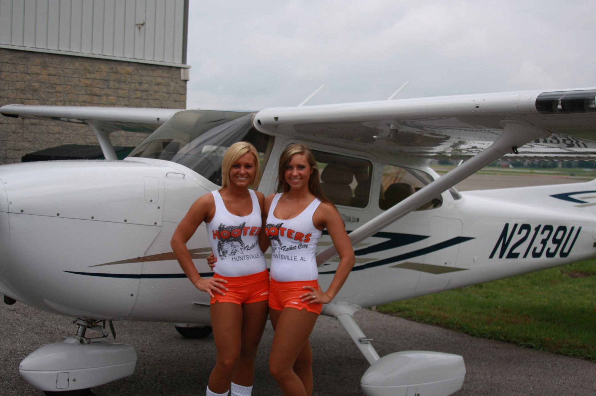 Cessna Skyhawk (N2139U) - Hooters HOTT Lunch Rocket 95.1 Huntsville Flight Center