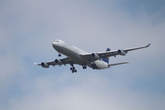 Airbus A340-300 (D-AIGL) - APROCH 27