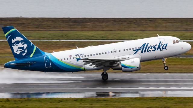 Airbus A319 (N522VA) - One of the first Virgin America A319s to have been repainted to the Alaska livery.