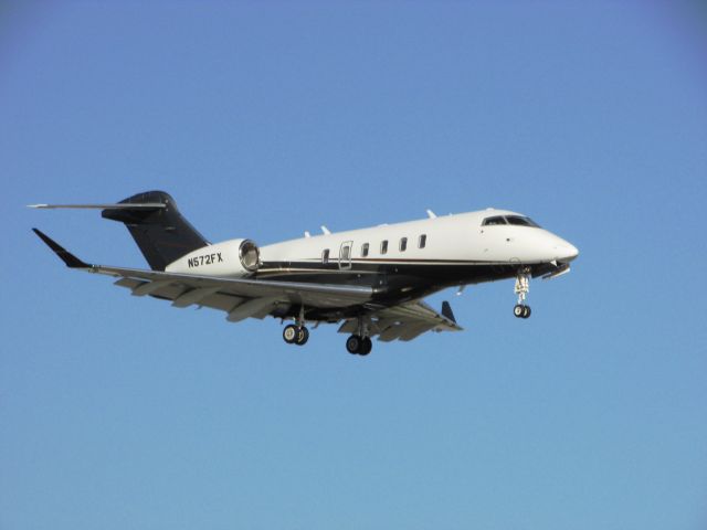 Bombardier Challenger 300 (N572FX) - Landing RWY 20R