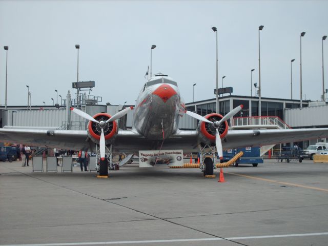 Douglas DC-3 (N17334)