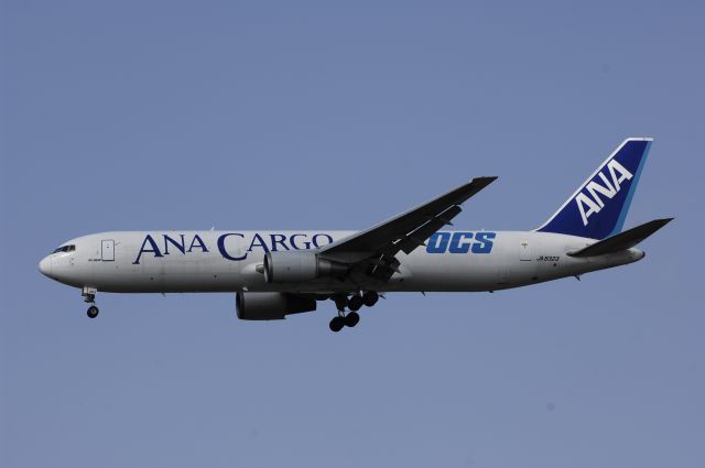 BOEING 767-300 (JA8323) - Final Approach to Narita Intl Airport Rwy34L on 2013/04/18