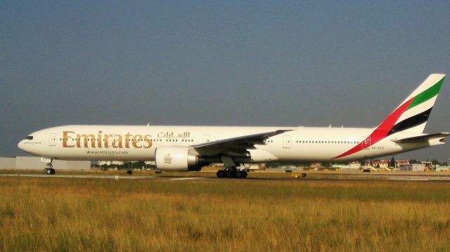 Boeing 777-200 (A6-EGZ)