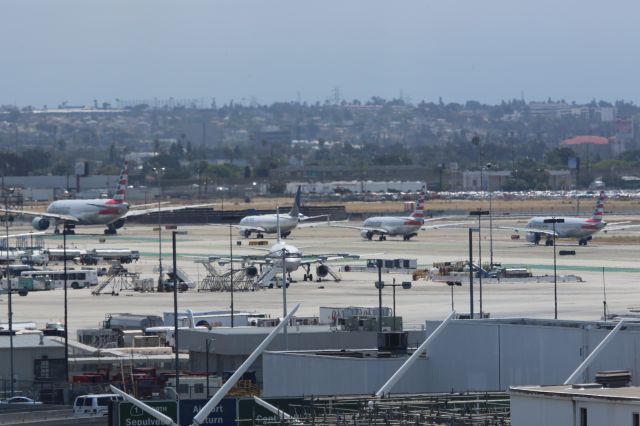 Boeing 777-200 —