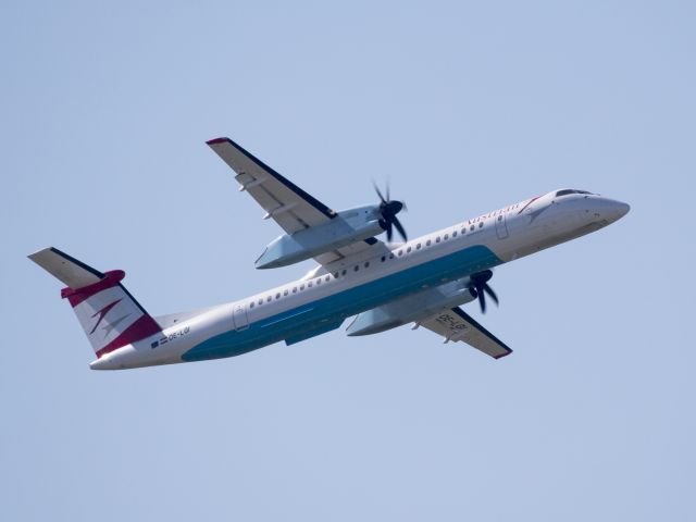 de Havilland Dash 8-400 (OE-LGI) - Take off runway 29.