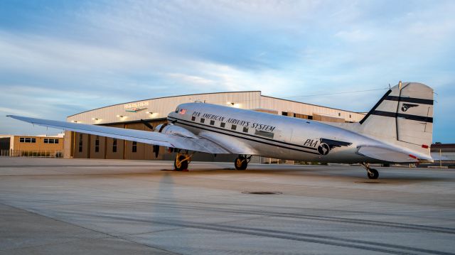 Douglas DC-3 (N877MG)