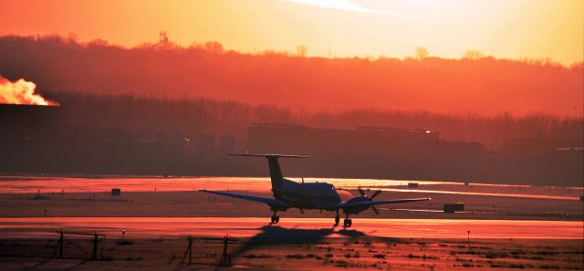 Beechcraft Super King Air 200 (N507BE) - Winter morning flight. If you look closely at the right engine you will see heat waves being pushed from the prop.  