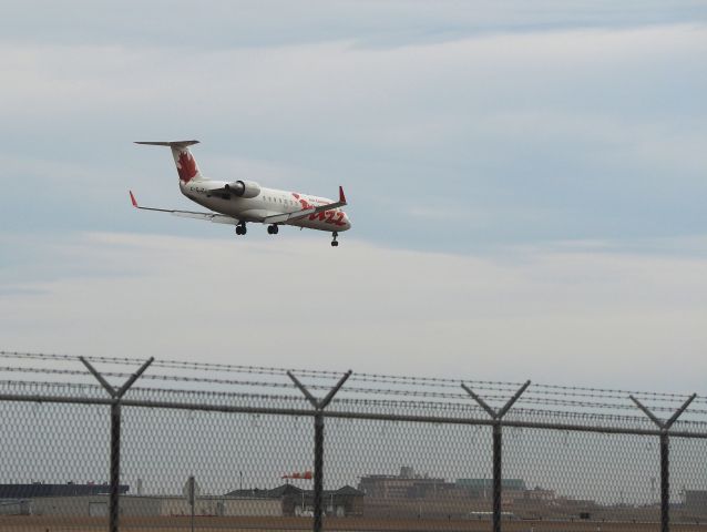 Canadair Regional Jet CRJ-200 (C-GJZJ)