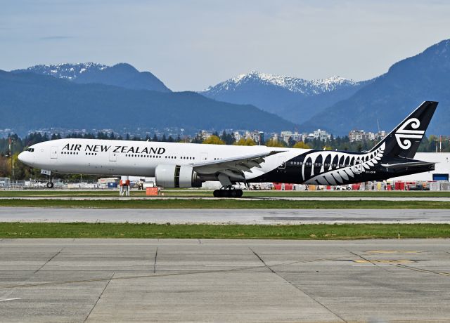 BOEING 777-300 (ZK-OKW)