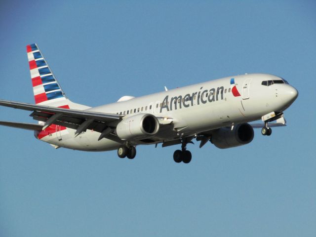 Boeing 737-800 (N923AN) - Landing RWY 20R