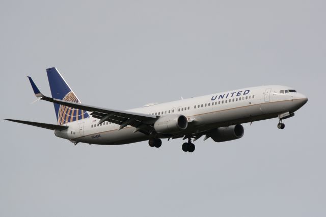 Boeing 737-900 (N66828) - United Flight 665 (N66828) arrives at Southwest Florida International Airport following flight from Chicago-OHare International Airport