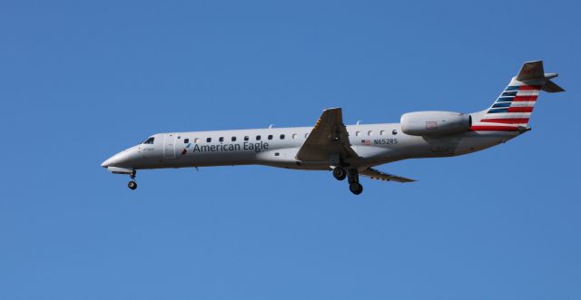 Embraer ERJ-145 (N652RS) - On final is this 2001 American Eagle Embraer ERJ-145LR in the Winter of 2020.