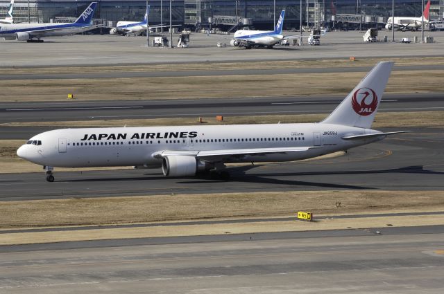 BOEING 767-300 (JA658J) - Taxing at Haneda Intl Airport on 2013/02/11