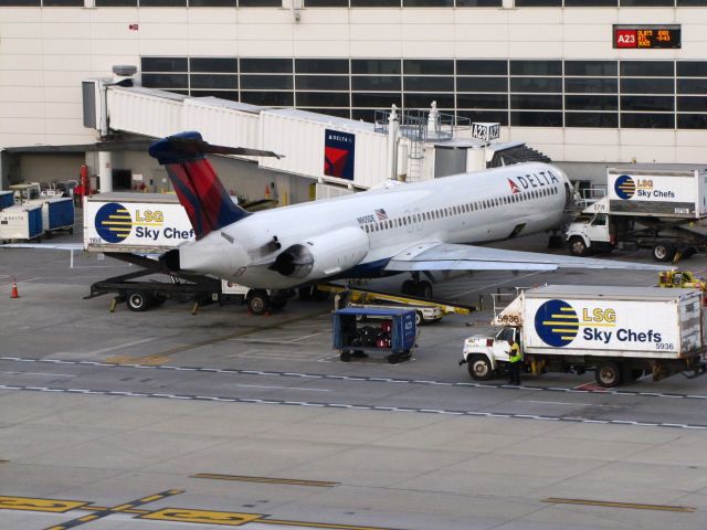 McDonnell Douglas MD-88 (N905DE)