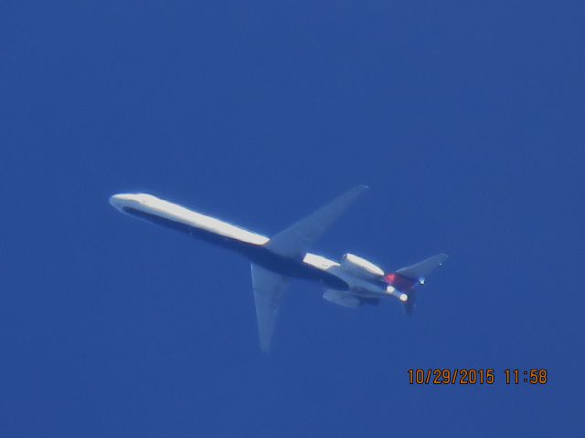 McDonnell Douglas MD-90 (N960DN)