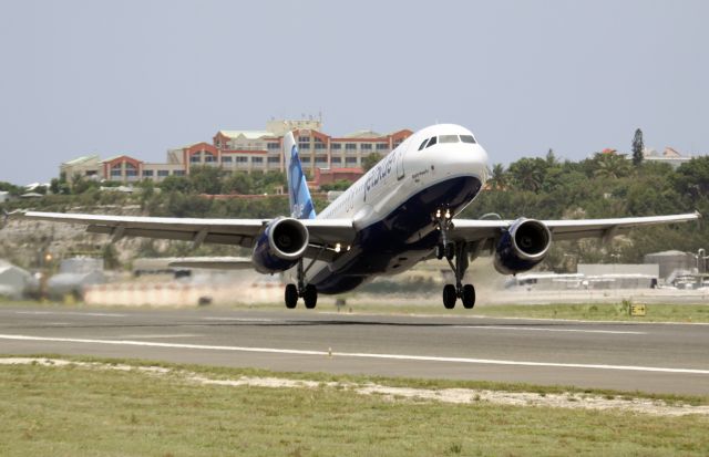 Airbus A320 (N565JB)