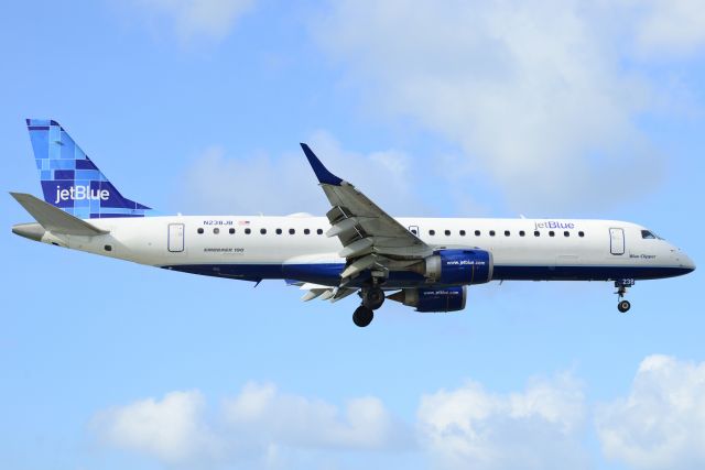 Embraer ERJ-190 (N238JB)