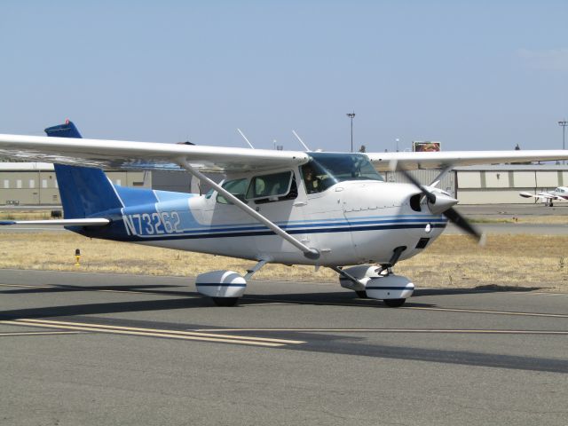 Cessna Skyhawk (N73262) - Taxiing to ramp