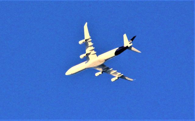 D-AIFD — - D-AIFD AIRBUS 340-313 Lufthansa survolant le fleuve St-Laurent à Lavaltrie QC. le 27-06-2022 à 20:15