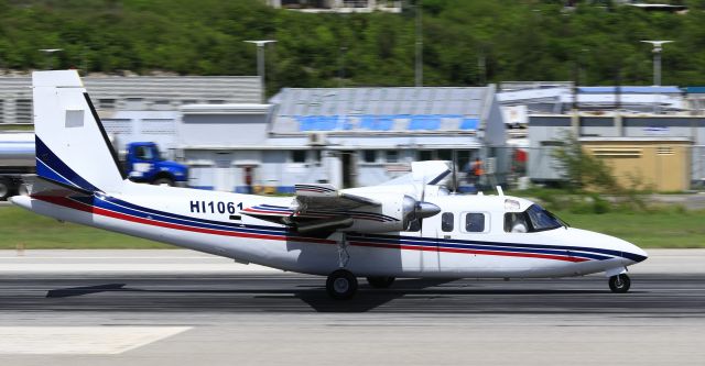 HI1061 — - HI1061 landing at St Maarten.