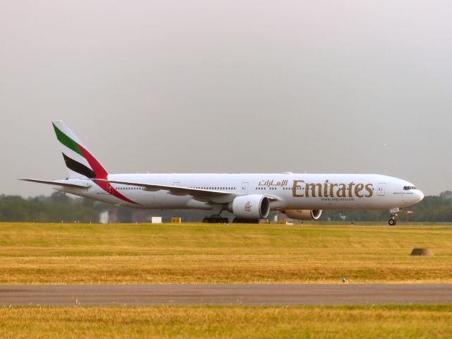 BOEING 777-300ER (A6-ECU)