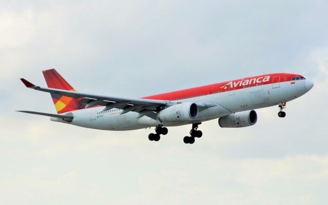 Airbus A330-200 (N973AV)