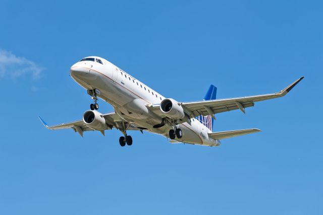 Embraer 175 (N149SY)