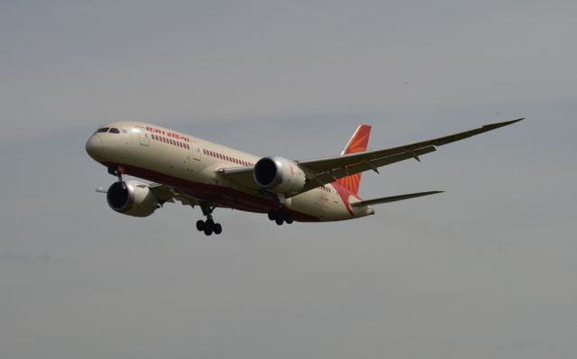 Boeing 787-8 (VT-AND) - Landing on runway 27L.