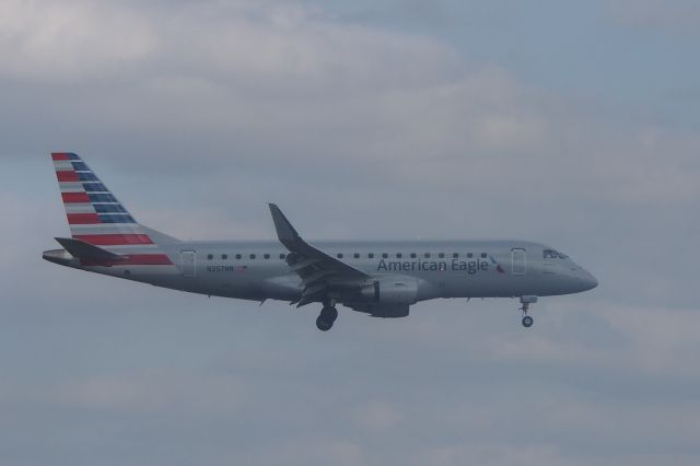 Embraer 170/175 (N257NN)