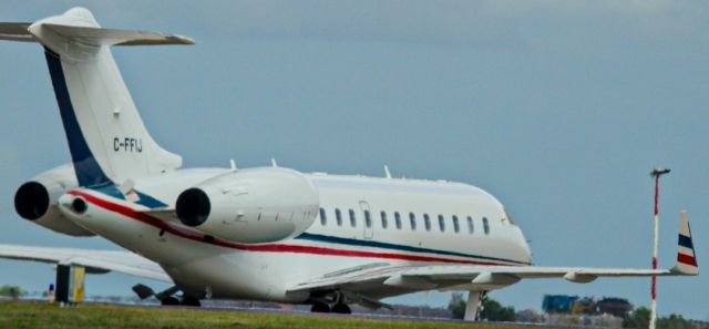 Bombardier Global 5000 (C-FFIJ) - Canadian bombardier taxing in