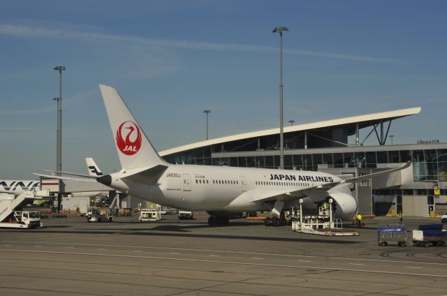 Boeing 787-8 (JA830J) - Japan Airlines Boeing 787-8 JA830J in Helsinki Airport