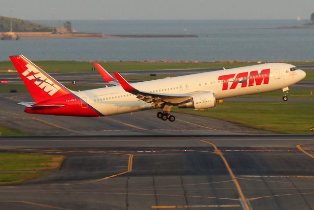 BOEING 767-300 (PT-MSS) - TAM 8165 departing back to Sao Paulo