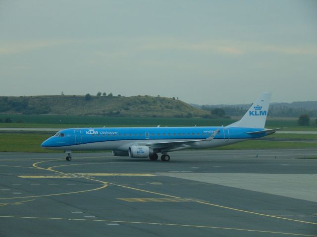 Embraer ERJ-190 (PH-EXD) - KLM Cityhopper - Holandabr /Embraer ERJ-190 br /PH-EXD  cn 19000661br /Aeroporto Internacional de Praga - República Tcheca (LKPR / PRG)br /Date: September 25, 2017br /Photo: Marcos Pereirabr /Comments: Delivered Apr/2014 to KLM Cityhooperbr /Instagram: @map1982  @map_spotter  @aeroportodepousoalegre