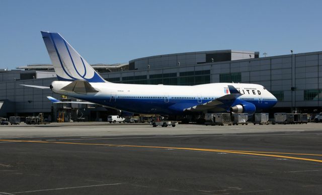 Boeing 747-400 (N116UA) - KSFO July 2009 Ln 1193 at the gate loading pax - delv new to United 12/29/1998 WFU stored Victorville and broken up after 2016