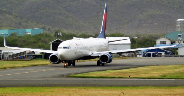 Boeing 737-900 (N823DN)