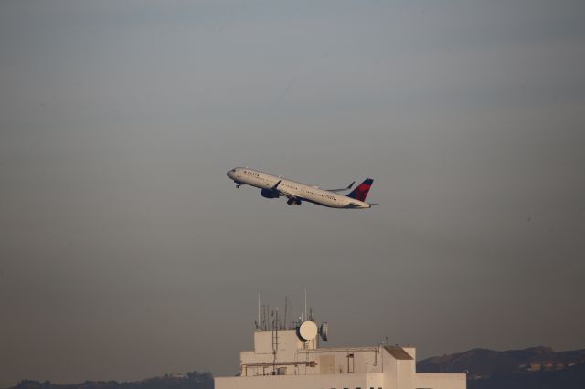 Airbus A321 (N122DN)