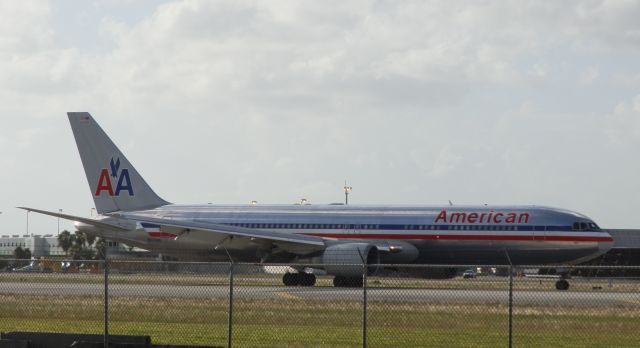 BOEING 767-300 (N371AA)