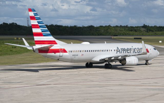 Boeing 737-800 (N980AN) - American Airlines Boeing 737-823 (N980AN) en rodaje hacia la pista 35 en el Aeropuerto Internacional Las Americas.