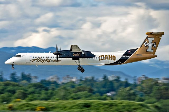 de Havilland Dash 8-400 (N400QX)