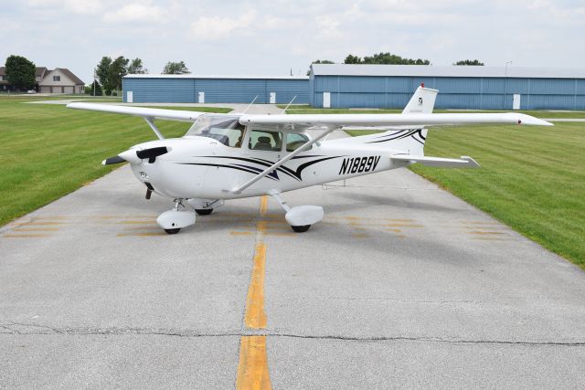 Cessna Skyhawk (N1889V) - Photo I took when I was working for a dealership in Kokomo. Super Nice Skyhawk. 