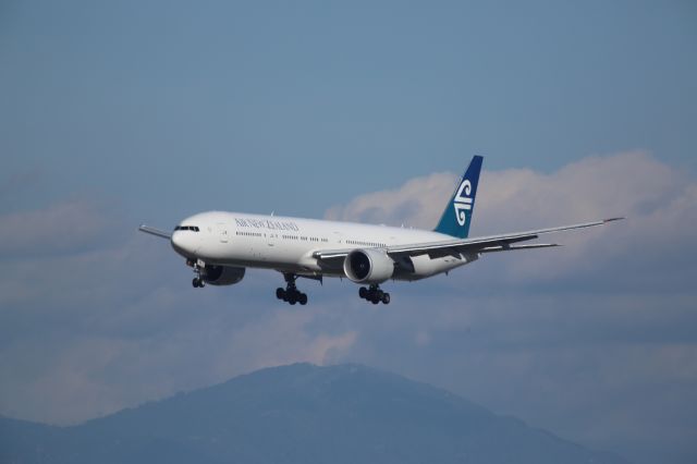 BOEING 777-300ER (ZK-OKO)