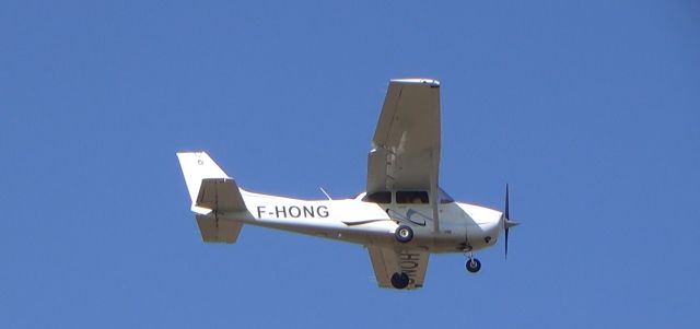 Cessna Skyhawk (F-HONG)