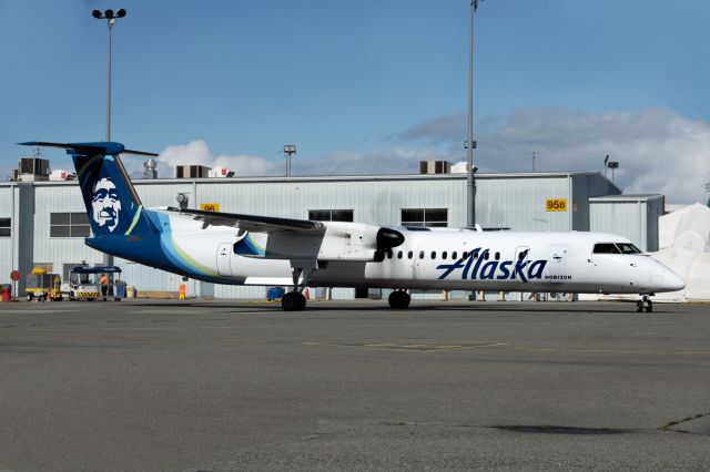 de Havilland Dash 8-400 (N438QX)