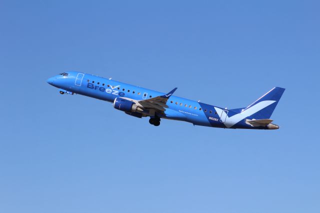 Embraer ERJ-190 (N102BZ)