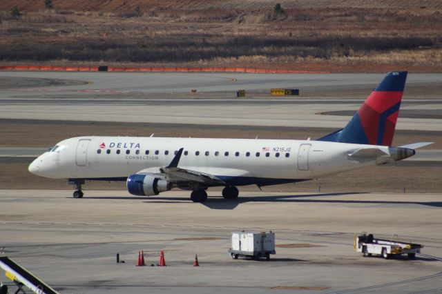 Embraer 175 (N215JQ)